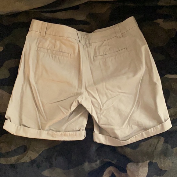 Like New Gray/Grey Gap Boyfriend Shorts 4 - Picture 2 of 3
